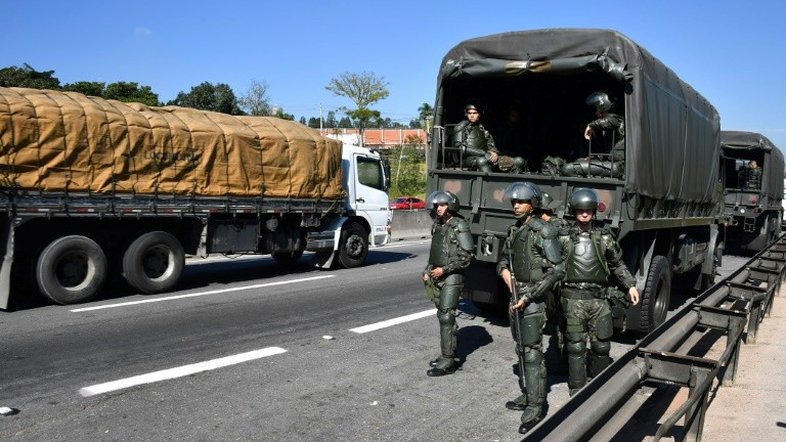 Caos durante greve de caminhoneiros agita debate sobre intervenção militar
