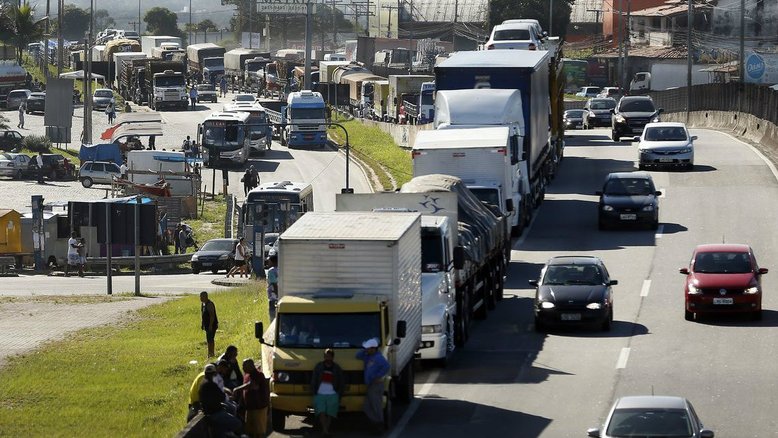 No WhatsApp, caminhoneiros insatisfeitos com pacote já falam em greve em maio