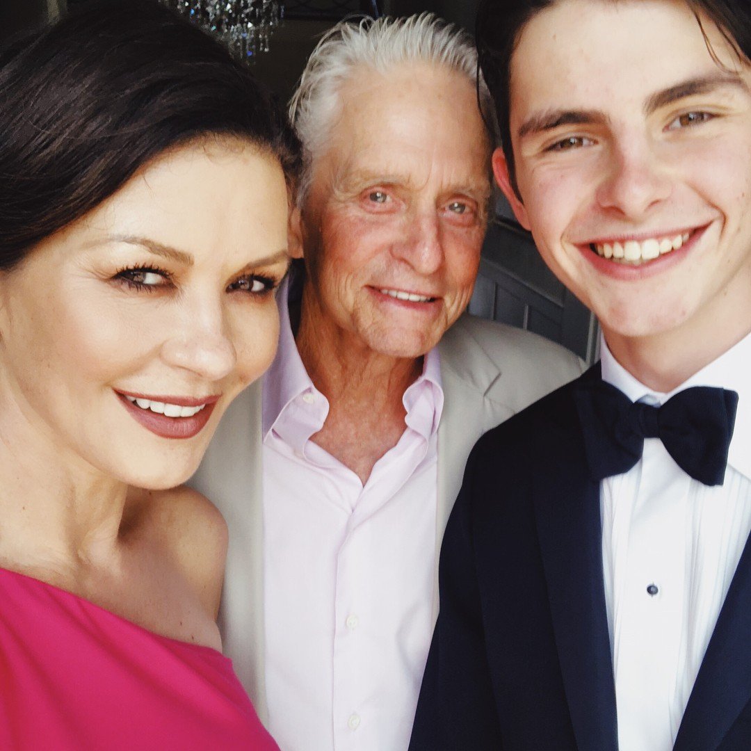 Filho de Catherine Zeta-Jones e Michael Douglas se forma no colégio 4 Filho de Catherine Zeta-Jones e Michael Douglas se forma no colégio