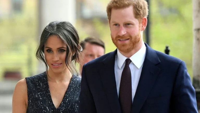 Saltos baixos e chapéus; entenda o dress code de um casamento real