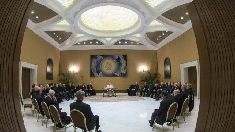 Papa impõe meditação aos bispos chilenos
