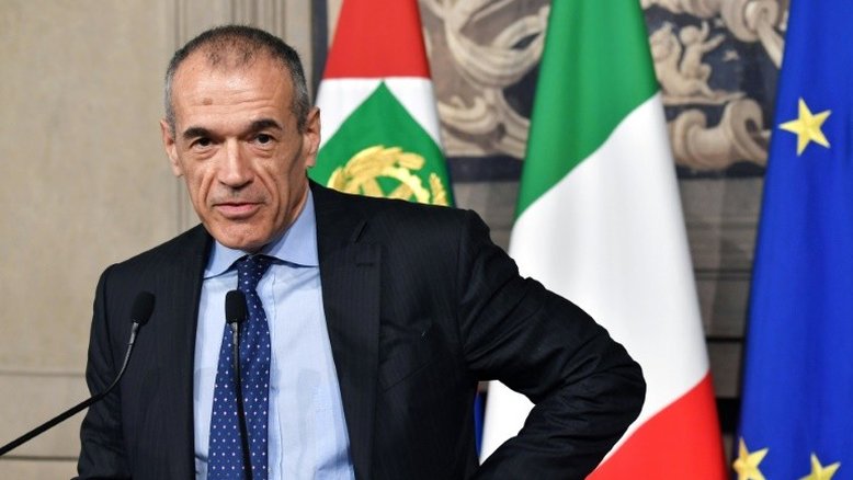 Itália segue em crise à espera do programa de governo de Cottarelli