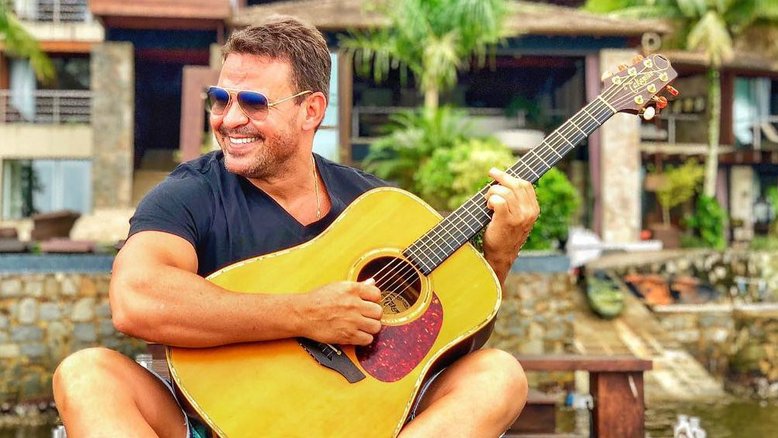 Após chocar o público com nova aparência, relembre todas as fases de Eduardo Costa