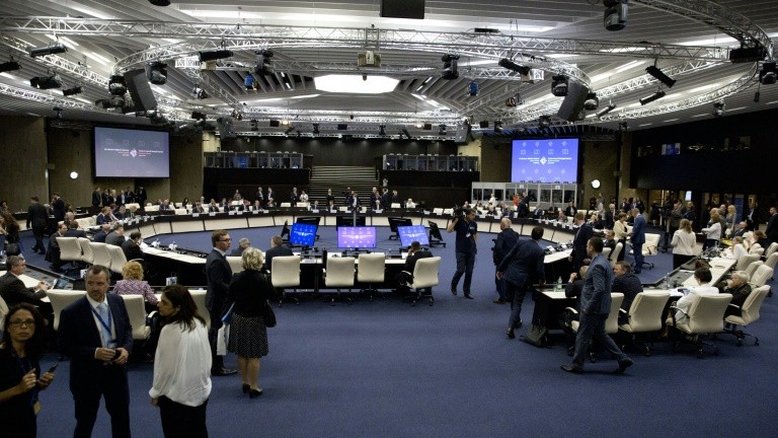 UE promete reforçar laços com Bálcãs mas sem adesão rápida