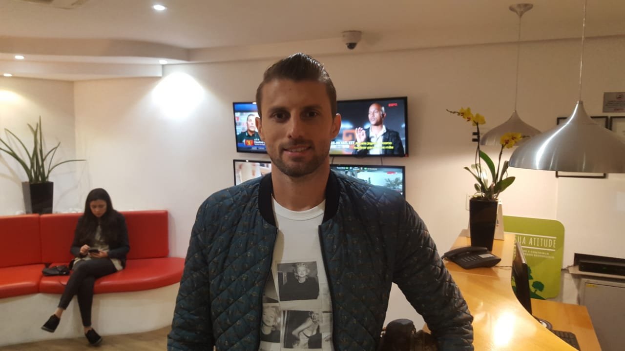 Carona, bicicleta e táxi: crise do combustível obriga jogadores a se virarem para treinar