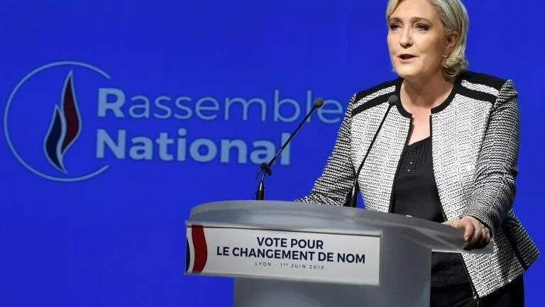 Frente Nacional de Marine Le Pen muda nome para deixar passado antissemita