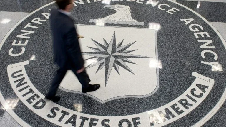 Ex-funcionário da CIA acusado de vazar dados ao WikiLeaks