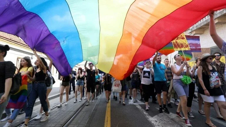Arco-íris sobrevoa a Europa com desfiles pelo Orgulho Gay