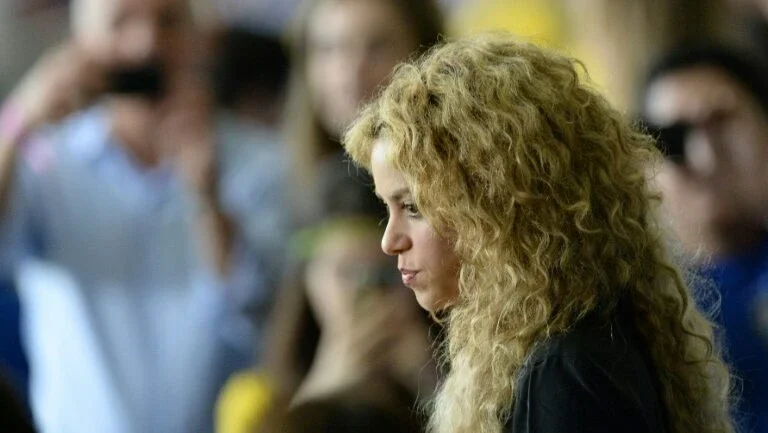 Sim, Shakira promoveu sua turnê El Dorado com símbolo usado por nazistas