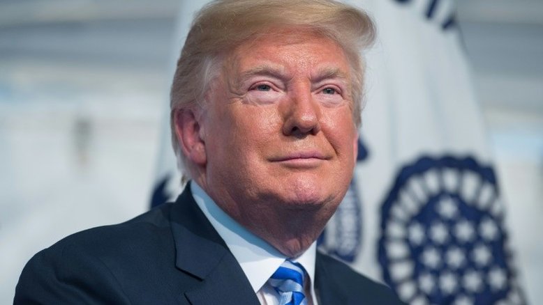 Trump diz que tem direito de conceder perdão presidencial a si mesmo