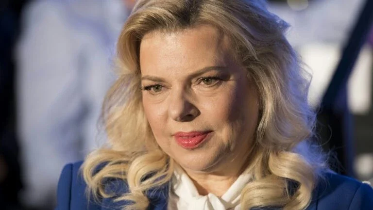 Mulher do primeiro-ministro israelense é acusada de fraudar gastos