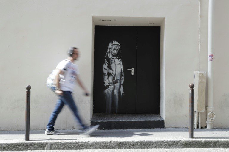 Obras atribuídas a Banksy surgem nas ruas de Paris