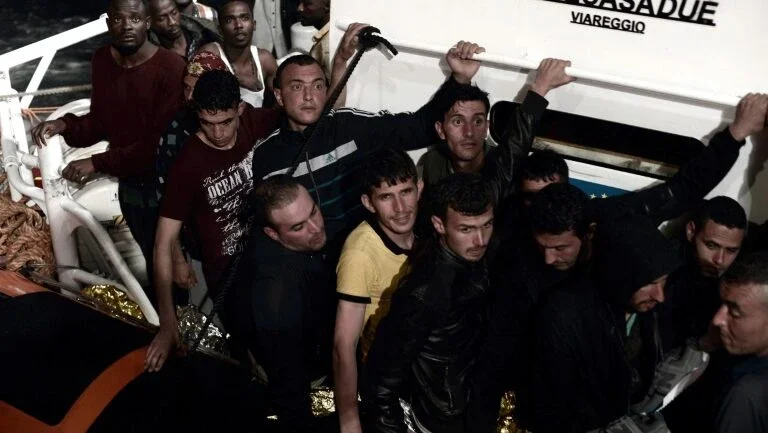 Espanha vai receber barco com 629 migrantes rejeitado por Itália e Malta