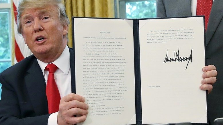 Sob pressão, Trump firma decreto para acabar com separação de famílias