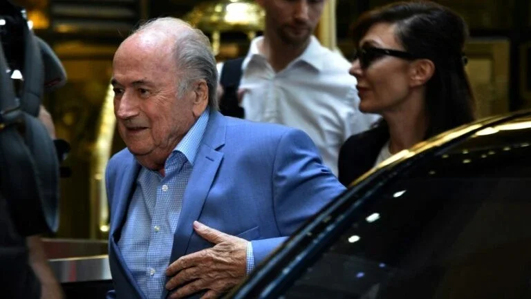 Fifa quer recuperar quantia paga por Blatter a Platini