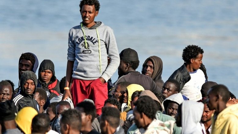 Mais de 900 migrantes desembarcam na Sicília