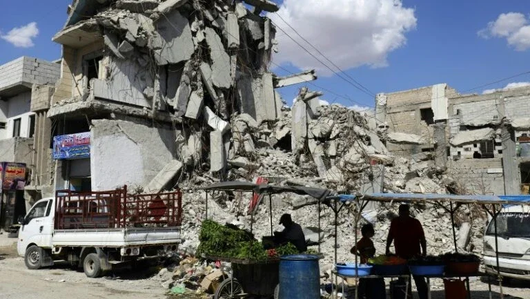 AI: bombardeios da coalizão internacional mataram centenas de civis em Raqa
