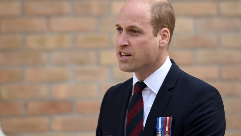Príncipe William chorou muito ao ver a mãe, Diana, admitir traição, diz livro