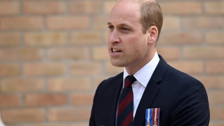 Príncipe William chorou muito ao ver a mãe, Diana, admitir traição, diz livro