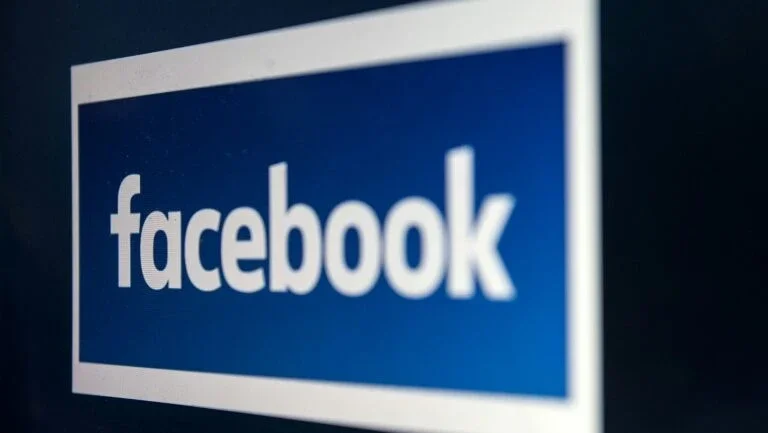 Facebook se defende de ter transmitido dados a fabricantes de celulares