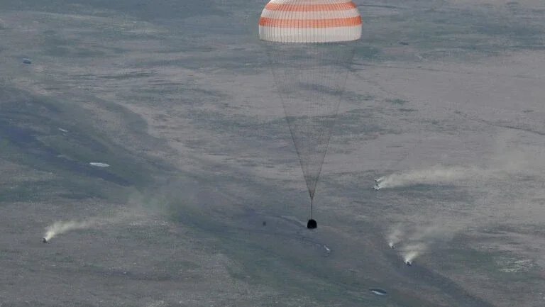 Três astronautas da ISS voltam à Terra com bola para a Copa