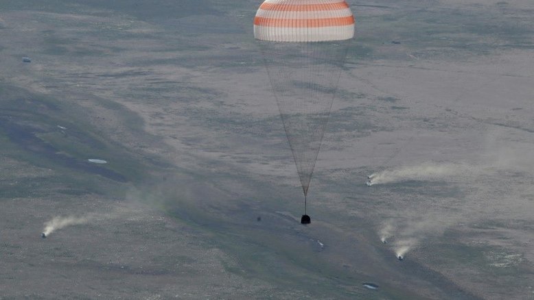 Três astronautas da ISS voltam à Terra com bola para a Copa