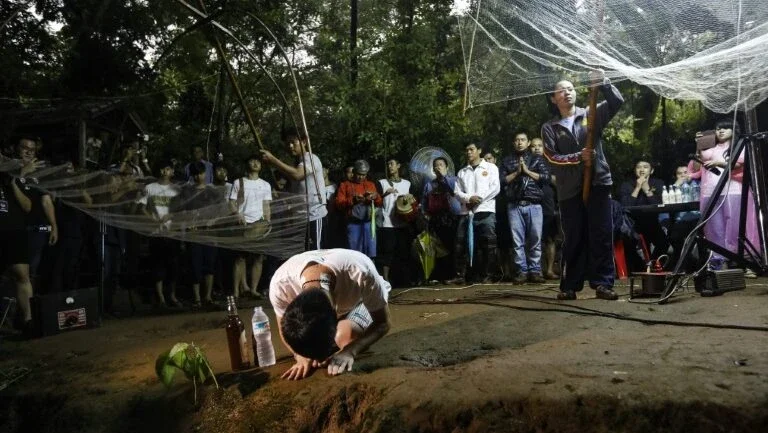 Desespero na Tailândia com 12 crianças presas em caverna