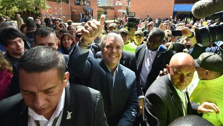 Iván Duque é eleito presidente da Colômbia e anuncia revisão do acordo de paz