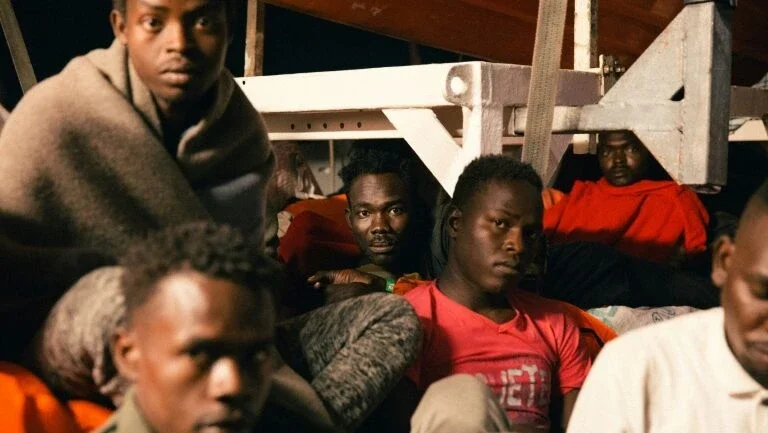 Barco com migrantes 