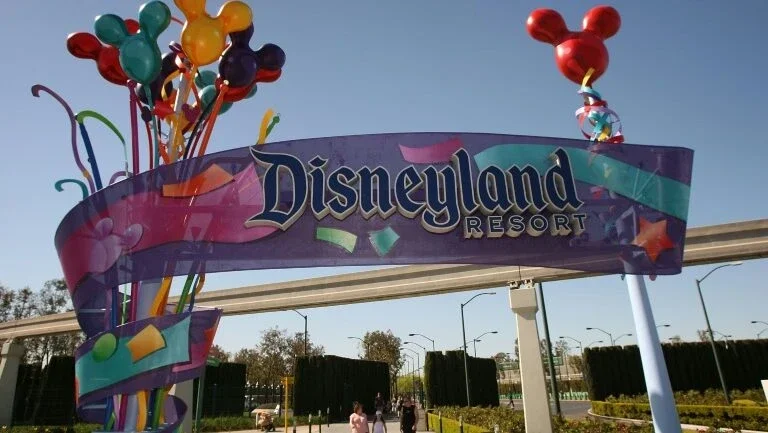 Disney anuncia primeira parada LGBT em um de seus parques