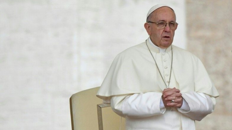 'É normal amar uma mulher', diz papa a seminaristas