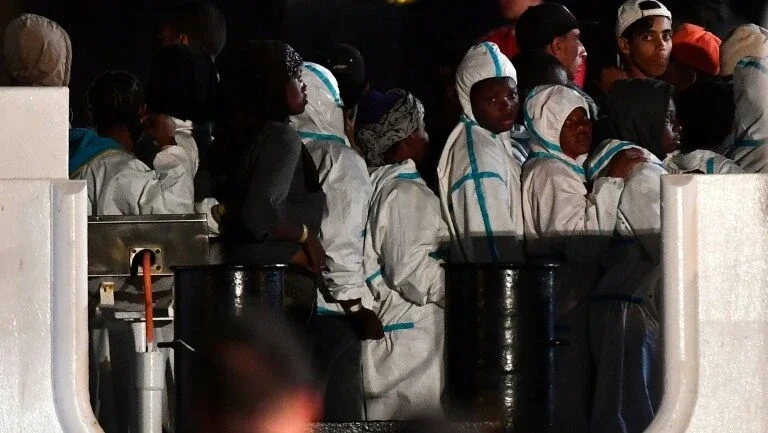 Barco da Guarda Costeira italiana chega com 500 imigrantes à Sicília