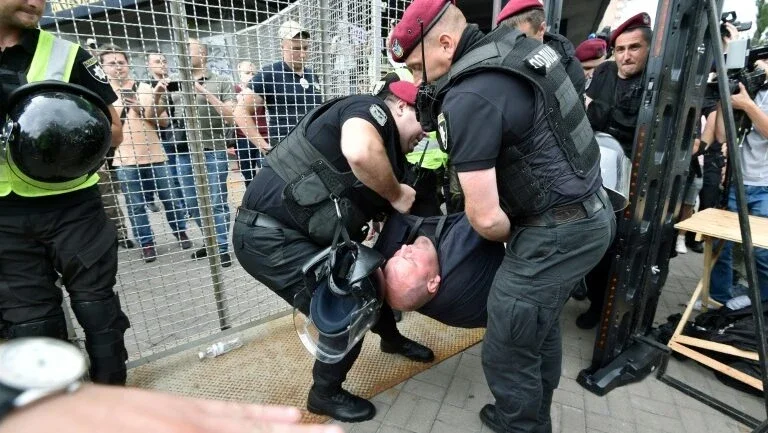 Militantes de direita são presos tentando impedir parada gay em Kiev