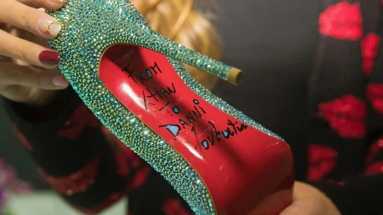 Justiça reconhece exclusividade das solas vermelhas de Louboutin