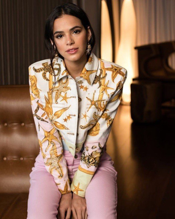 Bruna Marquezine posa sexy e é exaltada por amigas famosas
