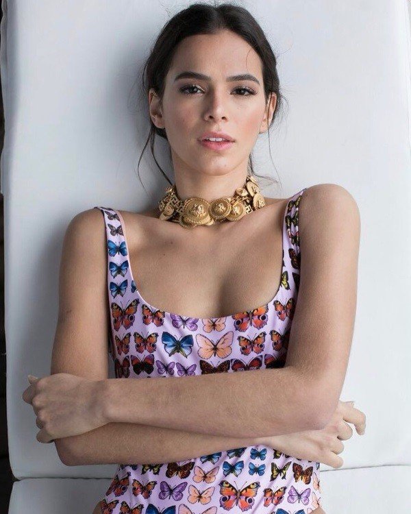 Bruna Marquezine posa sexy e é exaltada por amigas famosas