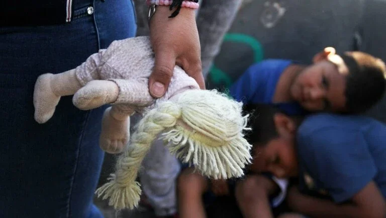 Para crianças imigrantes, separação dos pais é novo trauma, diz psiquiatra