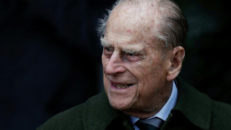 Marido de rainha Elizabeth II continua internado para tratar infecção