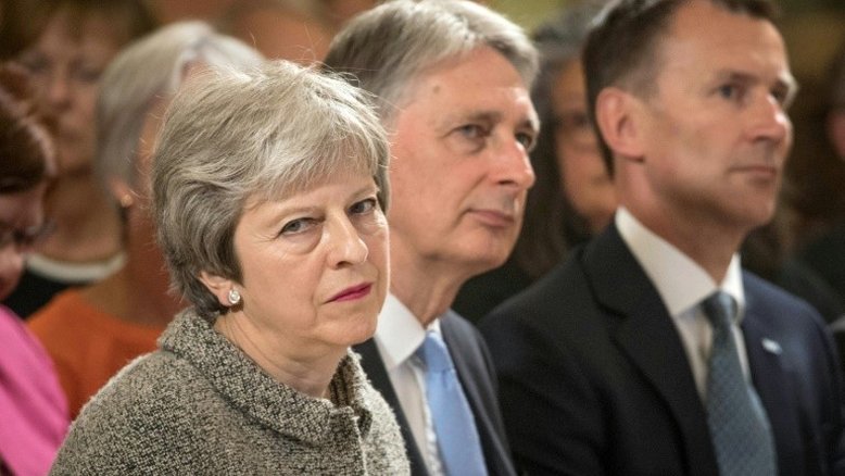 May faz concessão ao Parlamento e evita derrota no Brexit