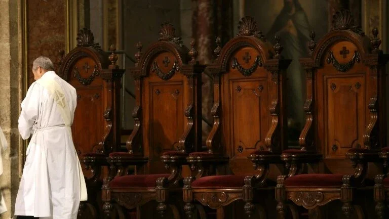 Vaticano condena padre à prisão por posse de pornografia infantil