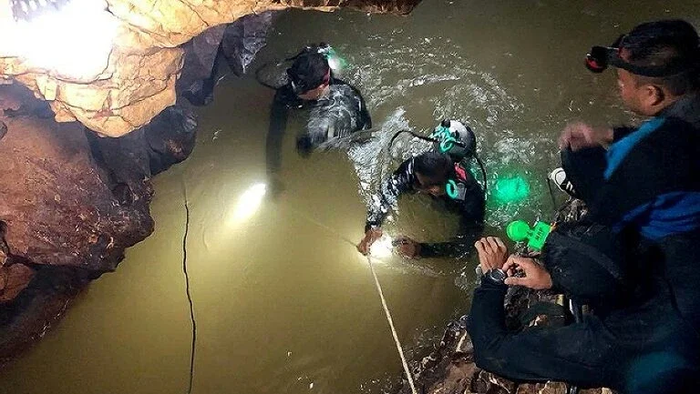 Mergulhadores avançam na busca por crianças presas em caverna da Tailândia