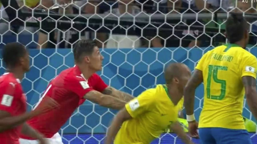 Fifa revela áudio do VAR no gol da Suíça contra o Brasil: 'Empurrão muito leve'