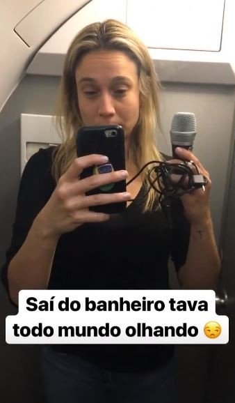 Fernanda Gentil grava off em banheiro de avião para Rússia e diz: "Copa já começou" 4 Fernanda Gentil grava off em banheiro de avião para Rússia e diz: "Copa já começou"