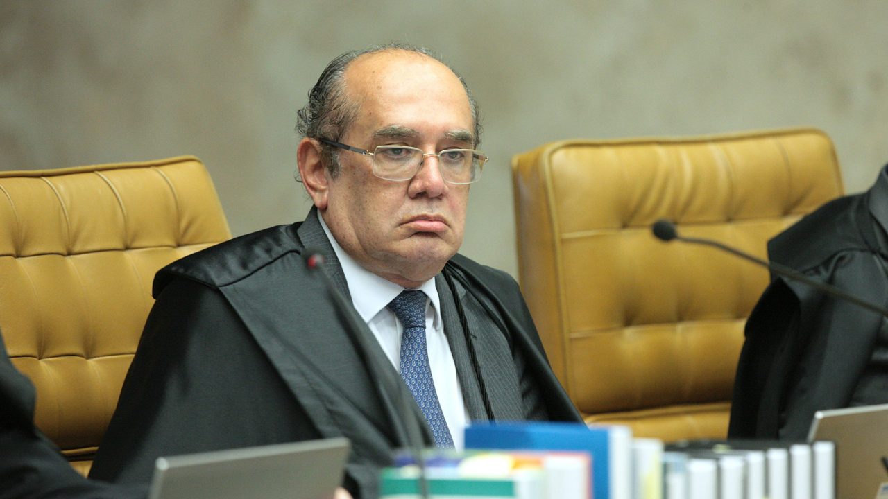 Gilmar Mendes suspende processos que miram Flávio Bolsonaro no caso Queiroz