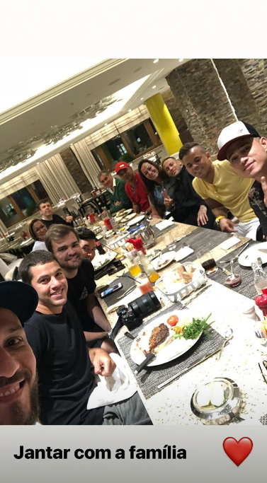 Mudança no visual? Neymar janta com pais e amigos e causa dúvida sobre cabelo