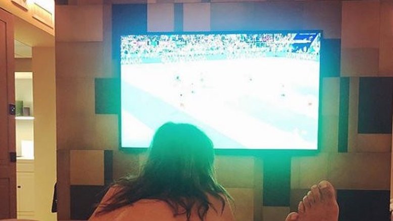 Luana Piovani assiste ao jogo do Brasil só de calcinha