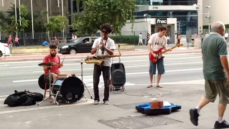 Músicos se apresentam na Avenida Paulista