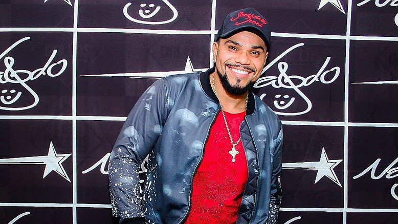 Com histórias duvidosas, Naldo retorna à mídia com visibilidade e publicidades