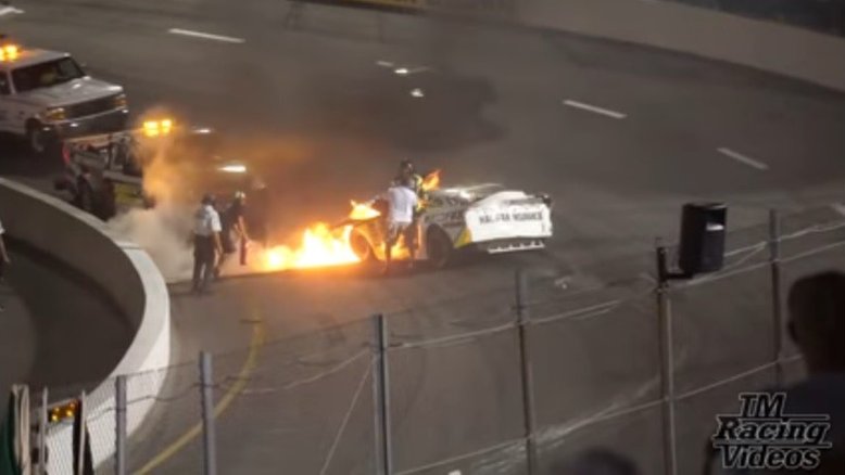 VÍDEO: Pai invade pista de corrida para salvar filho de carro em chamas