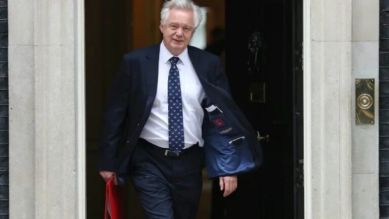 Planos de Theresa May para Brexit dinamitam seu governo